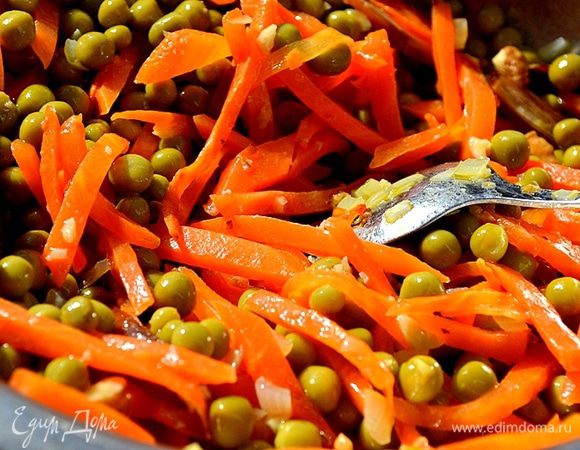 Смешиваем все составляющие, солим салат, добавляем еще ложку масла. Перемешиваем и сразу подаем на стол.