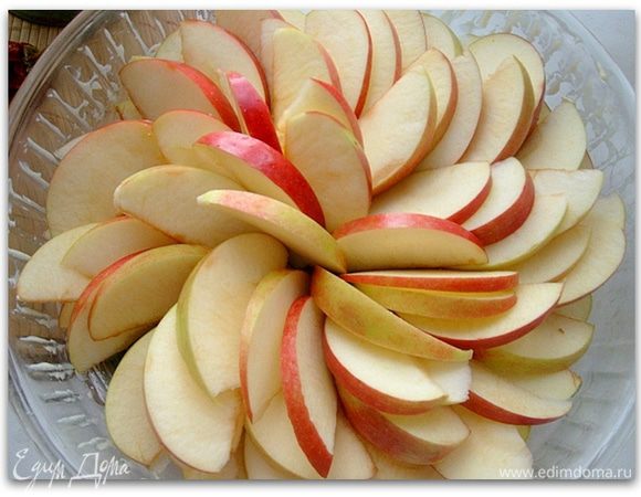 Нарежем яблоки тонкими дольками. Смазываем сливочным маслом форму для запекания. Укладываем в нее яблоки. Посыпаем их сахаром и ставим в горячую духовку на 15-20 минут.