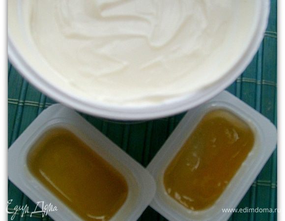 Взбиваем маскарпоне с медом и корицей до однородности.