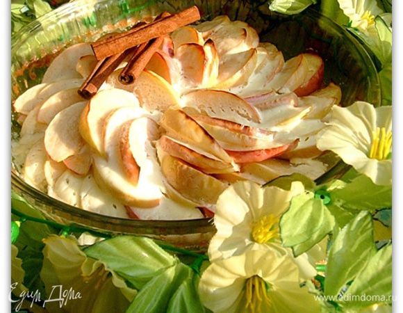 Затем кладем крем и запекаем до румяности. 