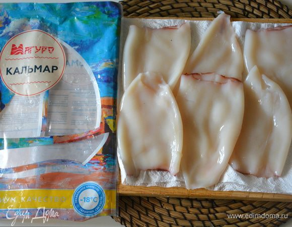 Кальмары промыть, снять все пленки, если таковые имеются, просушить бумажным полотенцем.