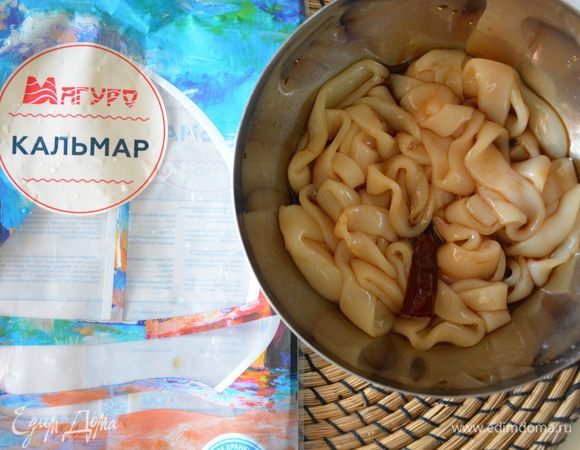 Замариновать кольца кальмаров в соевом соусе с красным перцем. Можно использовать молотый красный острый перец.