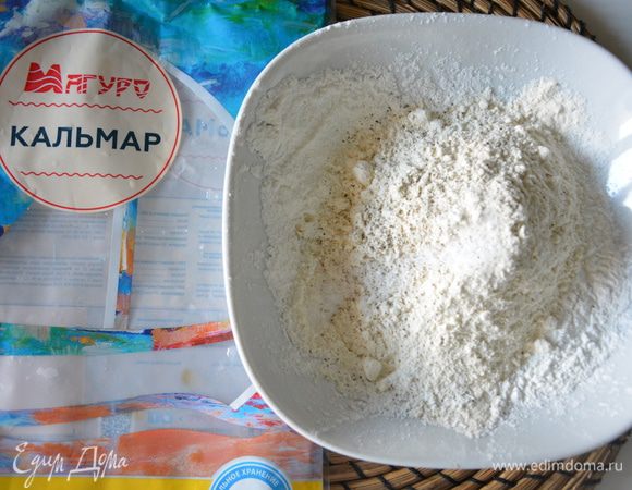 Смешать сухие ингредиенты для кляра: муку, крахмал, соль, перец. 