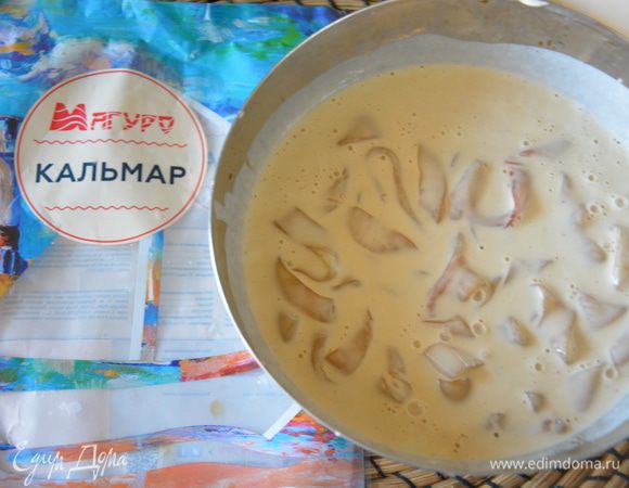 Слить соевый соус с кальмаров (если он остался, обычно впитывается). Добавить кляр к кальмарам. Перемешать.