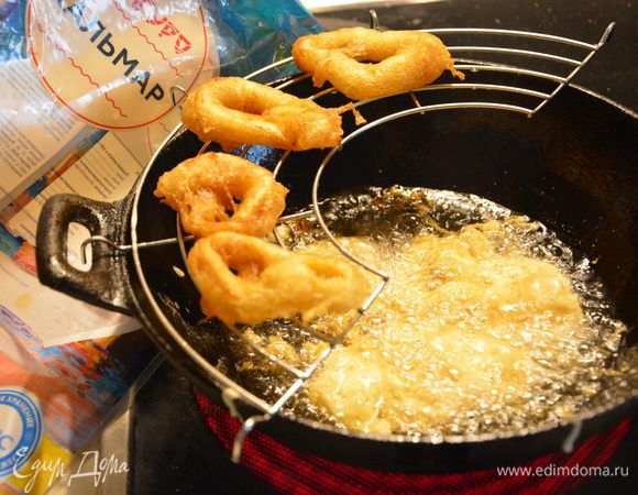 Жарить на сильно раскаленном масле небольшими порциями до румяного цвета. Во время жарки масло сильно «стреляет», поэтому нужно прикрывать сковороду сеткой от брызгов.