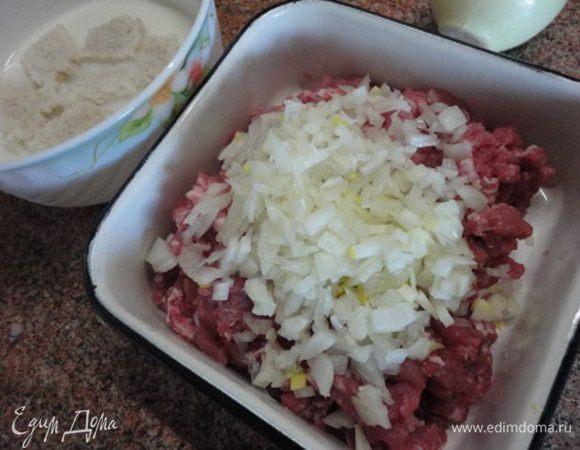 Хлеб замочите в молоке. Говяжий или телячий фарш соединить с мелко нарубленным луком и чесноком. Тщательно перемешать.