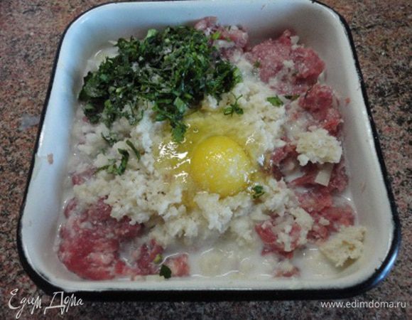 Добавить размоченный хлеб, не отжимая от молока, яйцо, измельченную петрушку, соль и еще раз хорошо перемешать. Фарш убрать в холодильник.