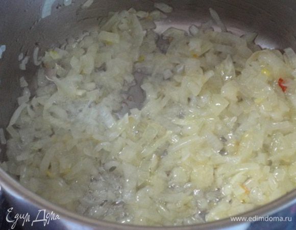 Лук для соуса мелко нашинковать. Морковь можно даже натереть на крупной терке, а не шинковать. В кастрюле с толстым дном или сотейнике разогреть оливковое масло и тушить лук на умеренном огне 10 минут, периодически помешивая. Он становится прозрачным и светло-золотистым.