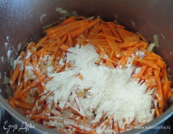 Затем добавить морковь с мукой, перемешать и тушить еще 10 минут.