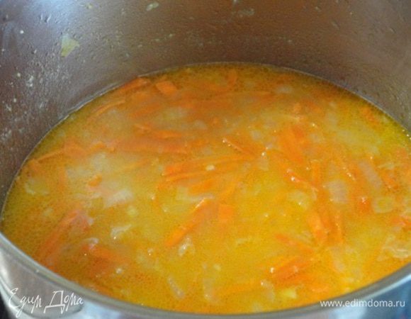 Долить 2 стакана горячей воды, вино, добавить соль, довести до кипения, убавить нагрев и оставить медленно кипеть еще 10 минут, помешивая, пока соус не загустеет. Убрать с огня и дать остыть.