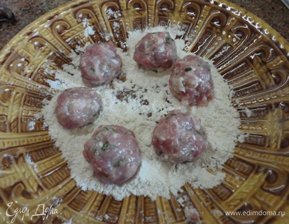 Из фарша скатать фрикадельки с грецкий орех, обвалять в муке.