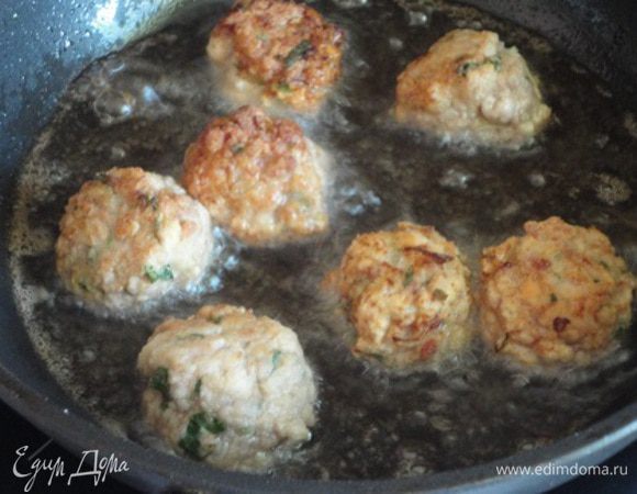 В глубокой сковороде разогреть растительное масло, обжарить в нем фрикадельки и выложить в форму для запекания.