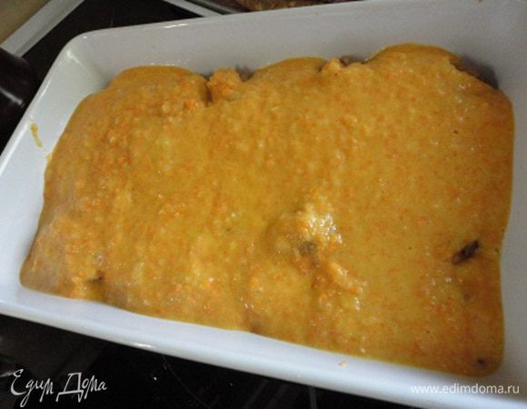 Остывший к этому времени соус пюрировать и залить им фрикадельки.  Запекать 15 минут в духовке при температуре 200°С.