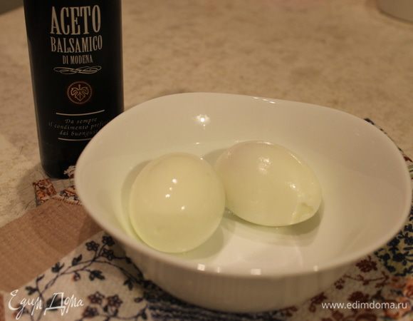 Очистите аккуратно яйца и снимите пленочку, чтобы ее совсем не осталось.