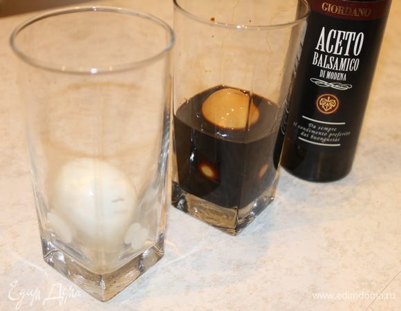 Положите отдельно в стаканы или удобную для вас емкость яйца и залейте каждое бальзамическим уксусом. В идеале используется в Испании бальзамический уксус из модены.