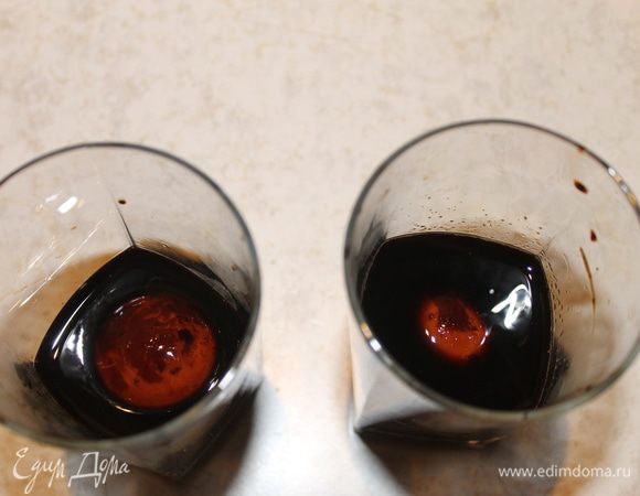 Уксус должен полностью покрыть яйца. Оставьте их мариноваться в холодильнике на сутки, периодически переворачивая, чтобы они равномерно окрасились.