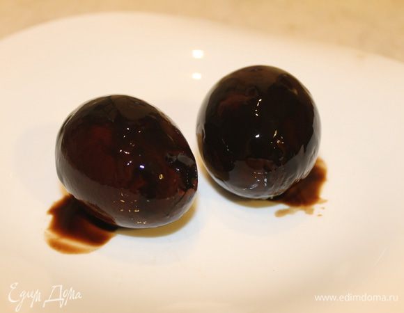 Извлеките яйца из маринада и переложите на салфетку, чтобы они подсушились.