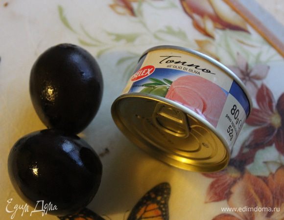 Тем временем приготовим мусс из тунца и желтков.