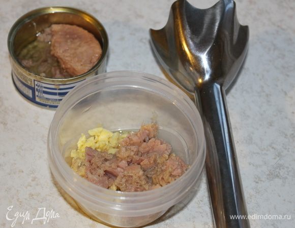 Срежьте острый конец яиц так, чтобы можно было извлечь желтки и осталась целой чашечка из белка. Переложите в емкость все содержимое консервированного тунца, добавьте желтки,оставив немного для украшения. Используя блендер, взбейте все в пышный мусс. Если масла в тунце будет недостаточно, немного добавьте майонеза. 