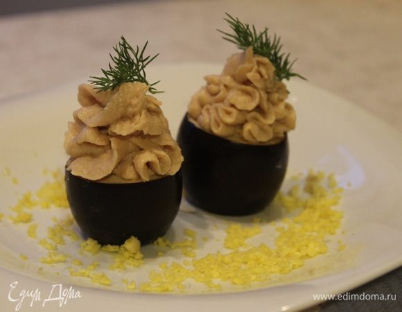 Переложите мусс в кондитерский мешок с насадкой звездочка и отсадите мусс в каждое яйцо. Украсьте закуску тертым желтком и веточками укропа.