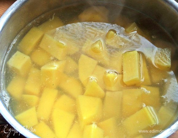 Две крупные картофелины я очистила и нарезала для быстроты крупными кубиками.