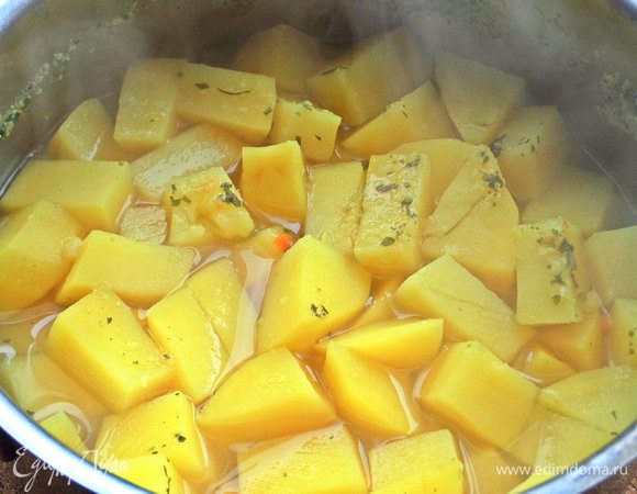 Поставила вариться с добавление приправ для бульона, но можно просто с солью.