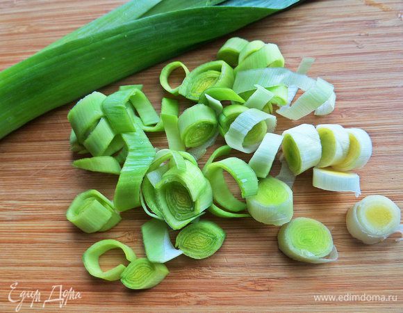 Лук-порей нарезать кольцами, красный лук измельчить.