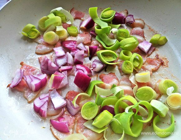 Высыпать их к бекону. Часть бекона отложить для украшения.