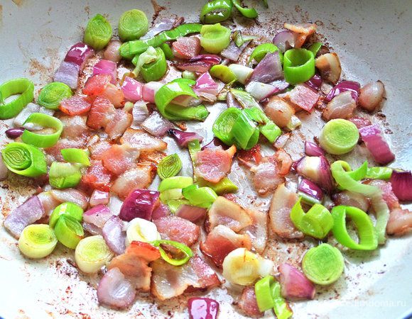 Добавить для аромата чесночное масло и подержать на огне до мягкости овощей.