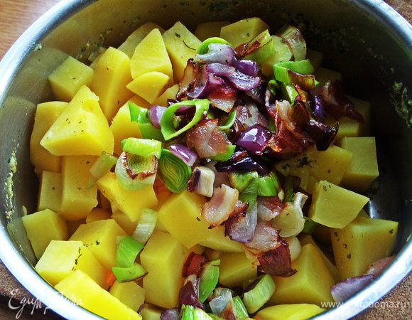 Картофель в это время сварился, слить лишний отвар в кружку, а в картошку высыпать содержимое сковороды.