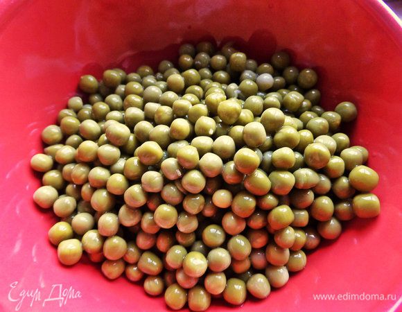 У меня горошек консервированный, слить с него жидкость.