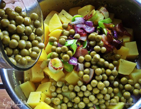 Высыпать тоже к картошечке.