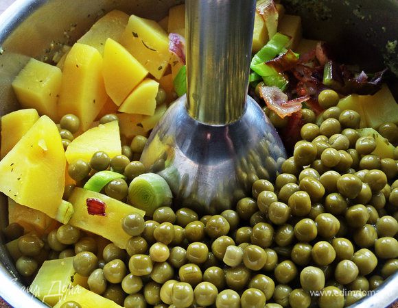 Погружаем блендер в кастрюлю.