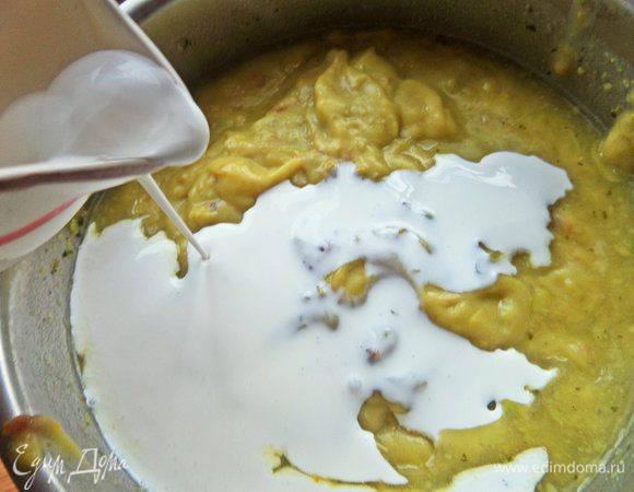 Теперь сливки любой жирности, какие предпочитаете. Если хочется горячего супа, снова нагреваем кастрюлю.