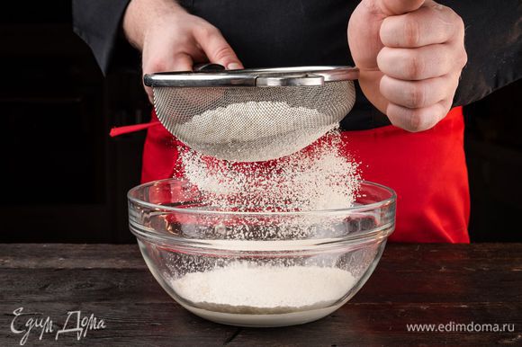 Растворите сахар в теплом молоке. Добавьте в жидкость просеянную муку c дрожжами.