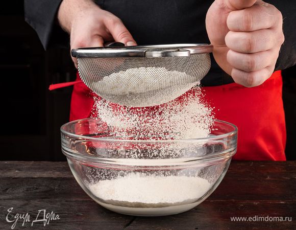 Растворите сахар в теплом молоке. Добавьте в жидкость просеянную муку c дрожжами.