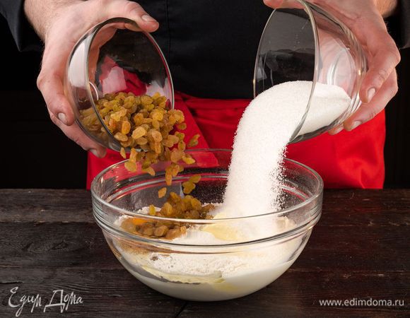 Введите в молоко яйца, мягкое сливочное масло, сахар, изюм, соль.