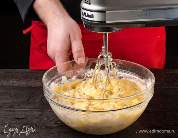 Замесите мягкое тесто до однородного состояния. Накройте тесто полотенцем и оставьте его на 40 минут, оно должно увеличиться в два раза. Обомните тесто и дайте ему подняться еще раз.