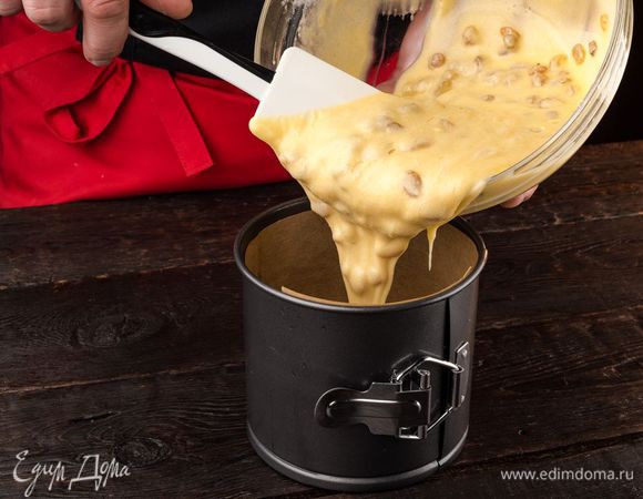 Покройте промасленным пергаментом форму. Налейте тесто в форму, чуть меньше половины. Дайте куличу постоять, чтобы он поднялся. Выпекайте при температуре 170°С в течение 30-45 минут, не открывая дверцу духовки.