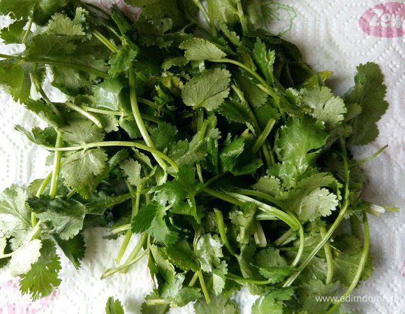 Первым делом хорошо промоем кинзу под проточной водой, откинем на дуршлаг, затем на бумажное полотенце.