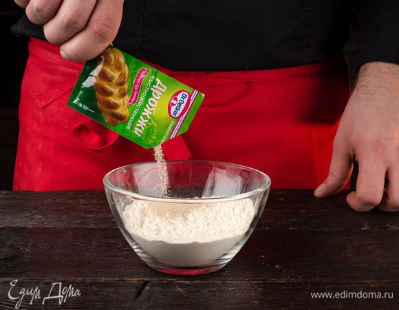 Смешайте половину муки с сухими дрожжами Dr. Oetker.