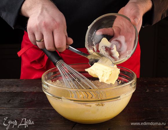 Смешайте желтки и сахар, разотрите их добела. Добавьте мягкое сливочное масло.

