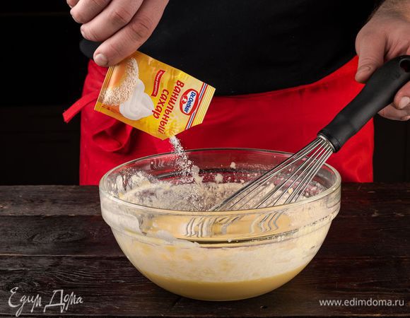 Влейте в смесь теплое молоко, добавьте соль и ванильный сахар Dr. Oetker.