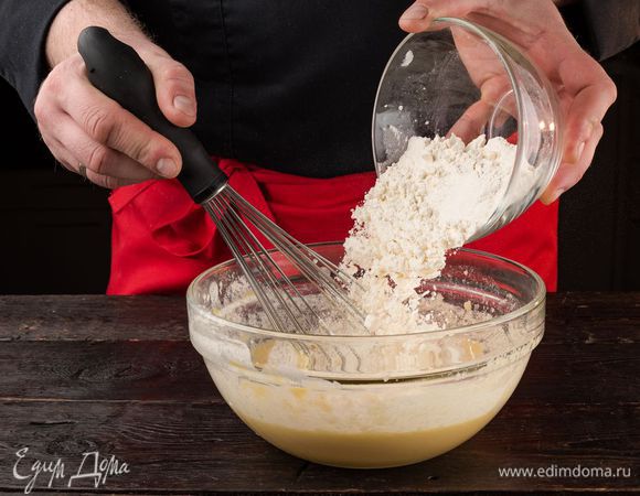 Соедините жидкую часть теста с мукой и дрожжами.
