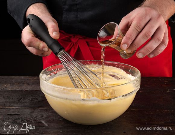 Введите в основу для кулича ром. Взбейте массу миксером. Вымешивайте тесто, вводя маленькими порциями оставшуюся муку.