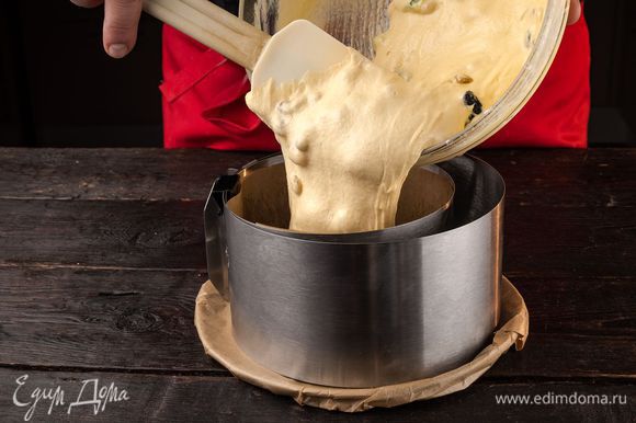 Выложите тесто в смазанную маслом форму и дайте ему подняться в течение часа, накрыв форму полотенцем. Когда тесто поднимется и увеличится в объеме в два раза, выпекайте кулич при температуре 180°С в течение 45-60 минут или чуть больше, в зависимости от мощности духовки.