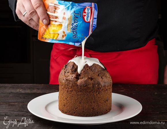 Срежьте уголок упаковки и украсьте глазурью остывший кулич.