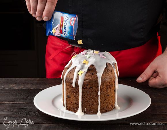 Пока глазурь не застыла, декорируйте кулич цветной посыпкой «Бабочки» Dr. Oetker.