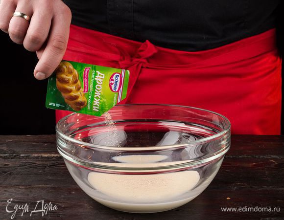 Растворите дрожжи в теплом молоке.