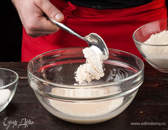Добавьте 3 ст. л. муки и 2 ч. л. сахара.